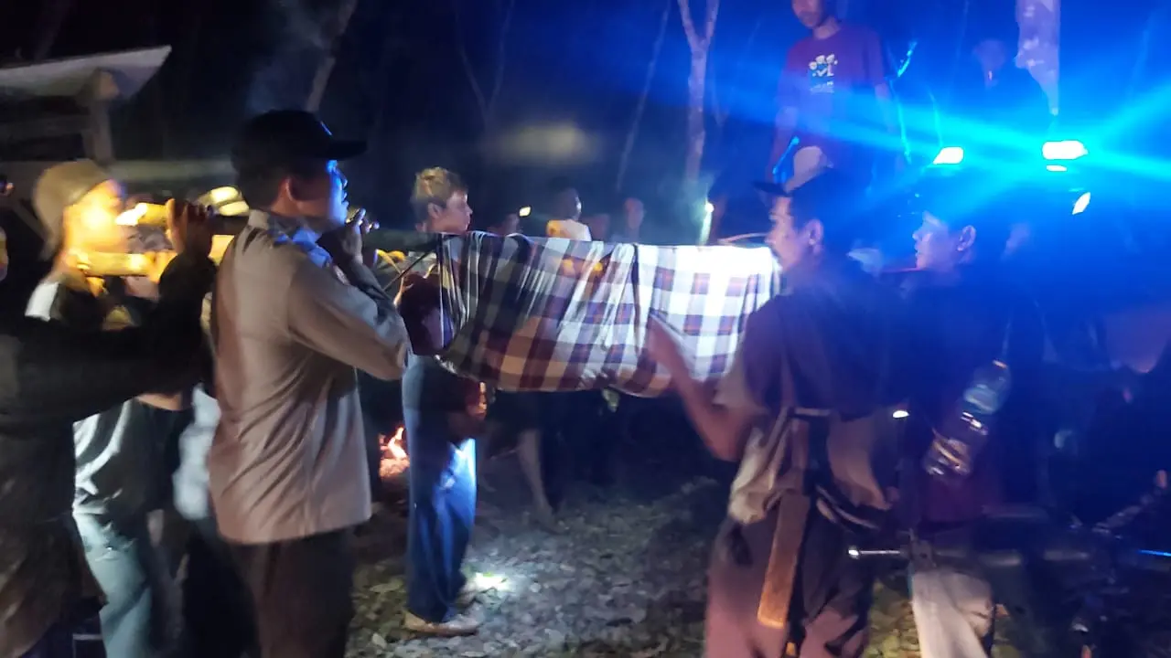 Jasad korban Supriyadi dievakuasi dari TKP di kawasan Perkebunan Sungailembu (Istimewa)
