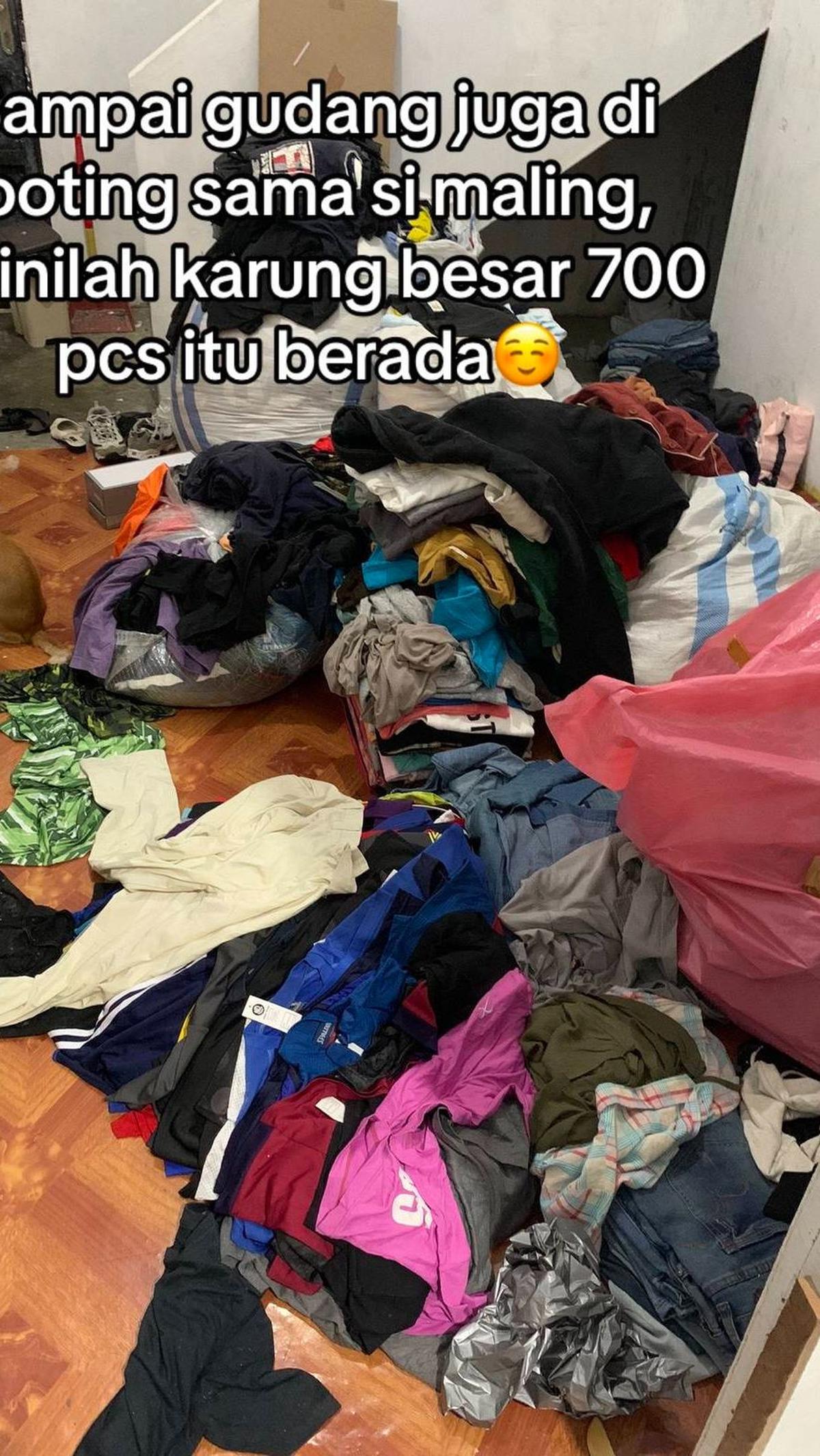 Tak hanya itu, barang-barang yang diletakkan di gudang atau stok barang toko juga ludes diambil maling. <br>