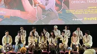 Bobby Prasetyo, mengangkat mic dalam konferensi pers trailer dan poster film People Pleaser yang digelar di Jakarta, (12/10/2026). (Liputan6.com/Afradhiya N. R)