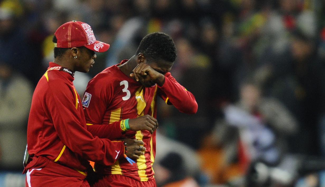 Ghana pada Piala Dunia 2010. Benua Afrika total meloloskan 6 wakilnya pada Piala Dunia 2010 termasuk Afrika Selatan sebagai tuan rumah. Lagi-lagi hanya Ghana yang sukses melenggang ke babak 16 besar. Lima wakil lainnya, Aljazair, Kamerun, Pantai Gading, Nigeria dan tuan rumah Afrika Selatan semuanya gugur di fase grup. Setelah menang 2-1 atas Amerika Serikat di babak 16 besar, Asamoah Gyan dkk akhirnya disingkirkan Uruguay di perempatfinal lewat adu penalti. (AFP/Gianluigi Guercia)