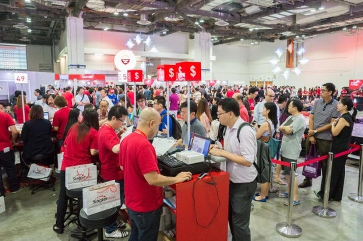 Tak peduli kabut asap, warga Singapura antusias antre iPhone 6s