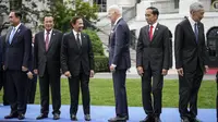 Presiden Joko Widodo (kedua kanan) bersama Presiden AS Joe Biden (keempat kiri) dan Pemimpin Asia Tenggara dari Perhimpunan Bangsa-Bangsa Asia Tenggara (ASEAN) selama foto keluarga untuk KTT Khusus ASEAN-AS di Halaman Selatan Gedung Putih di Washington, DC pada 12 Mei 2022. (Drew Angerer/Getty Images/AFP)