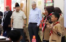 FOTO: Ekspresi Bill Gates Diajak Prabowo Tinjau Pelaksanaan Makan Bergizi Gratis untuk Anak Sekolah