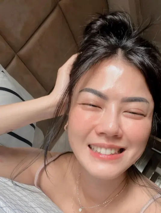 <p>Setelah isu perselingkuhannya dengan Raffi Ahmad berlalu, Nita Gunawan tetap mencuri perhatian masyarakat lantaran paras cantiknya yang disebut mirip dengan Agnez Mo. (Instagram/nitagunawan09)</p>