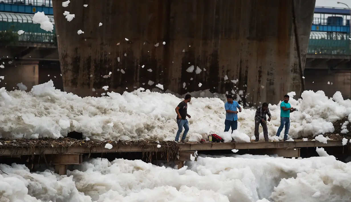 Para nelayan India menangkap ikan di sungai Yamuna yang tercemar polusi di New Delhi, 21 September 2018. Sungai yang juga dianggap suci oleh umat Hindu India ini kini tercemar hebat, salah satunya akibat busa polusi yang memenuhinya. (AFP/CHANDAN KHANNA)