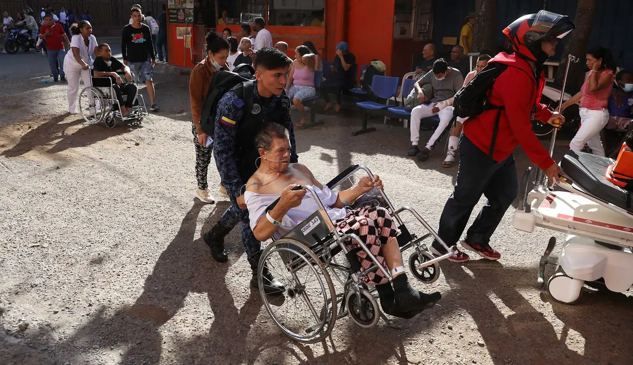 Pasien dievakuasi dari sebuah rumah sakit setelah gempa bumi melanda Cali, Kolombia, Senin, 10 Agustus 2026. (Foto AP/Santiago Saldarriaga)