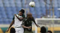 Striker Tira Persikabo, Loris Arnaud, berduel udara dengan pemain Persebaya pada laga Piala Presiden 2019 di Stadion Si Jalakl Harupat, Soreang, Bandung, Selasa (12/3). Persebaya bermain imbang 0-0  atas Tira Persikabo. (Bola.com/Yoppy Renato)