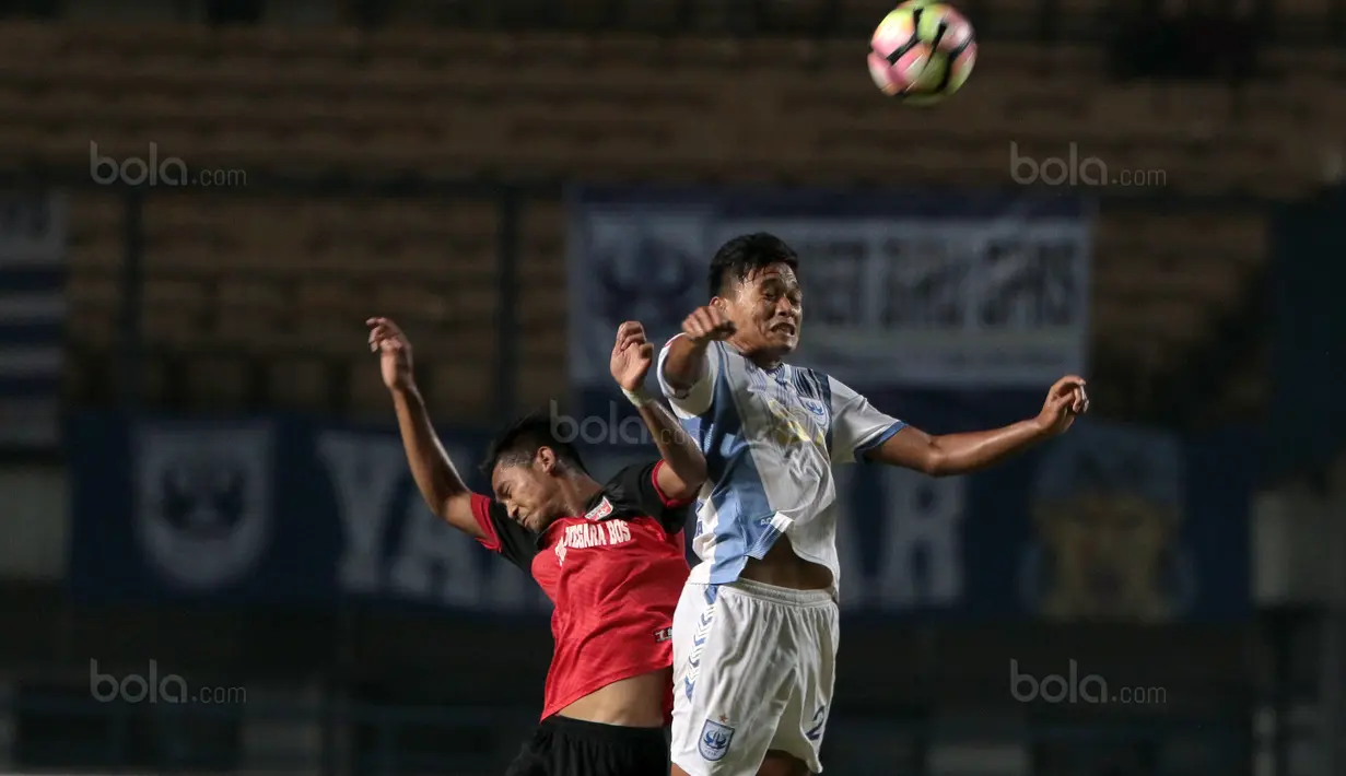 Duel pemain PSIS Semarang, AgungSetia Budi (kanan) dan pemain PS Mojokerto, Muhammad Isa pada laga 8 besar  grup Y Liga 2 Indonesia di Stadion GBLA, Bandung, Sabtu (18/11/2017). PSIS Semarang menang 3-0. (Bola.com/Nicklas Hanoatubun)