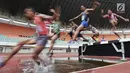 Para pelari melompat saat tampil pada Kejurnas Atletik 2019 nomor 3.000 meter steeplechase senior di Stadion Pakansari, Bogor pada Rabu (8/8/2019). Kejurnas Atletik berlangsung dari 3 hingga 7 Agustus. (Bola.com/Vitalis Yogi Trisna)