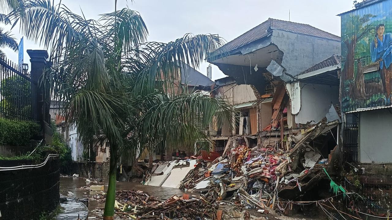 Banjir Denpasar Ruko di Jalan Hasanuddin, Kecamatan Denpasar Barat, roboh tergerus derasnya arus sungai