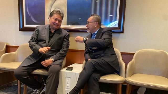 Ketua Umum Golkar Airlangga Hartarto dan Ketum PAN Zulkifli Hasan saling bertemu di Amerika Serikat. Kehadiran mereka di sana notabenenya sebagai menteri untuk membahas APEC.