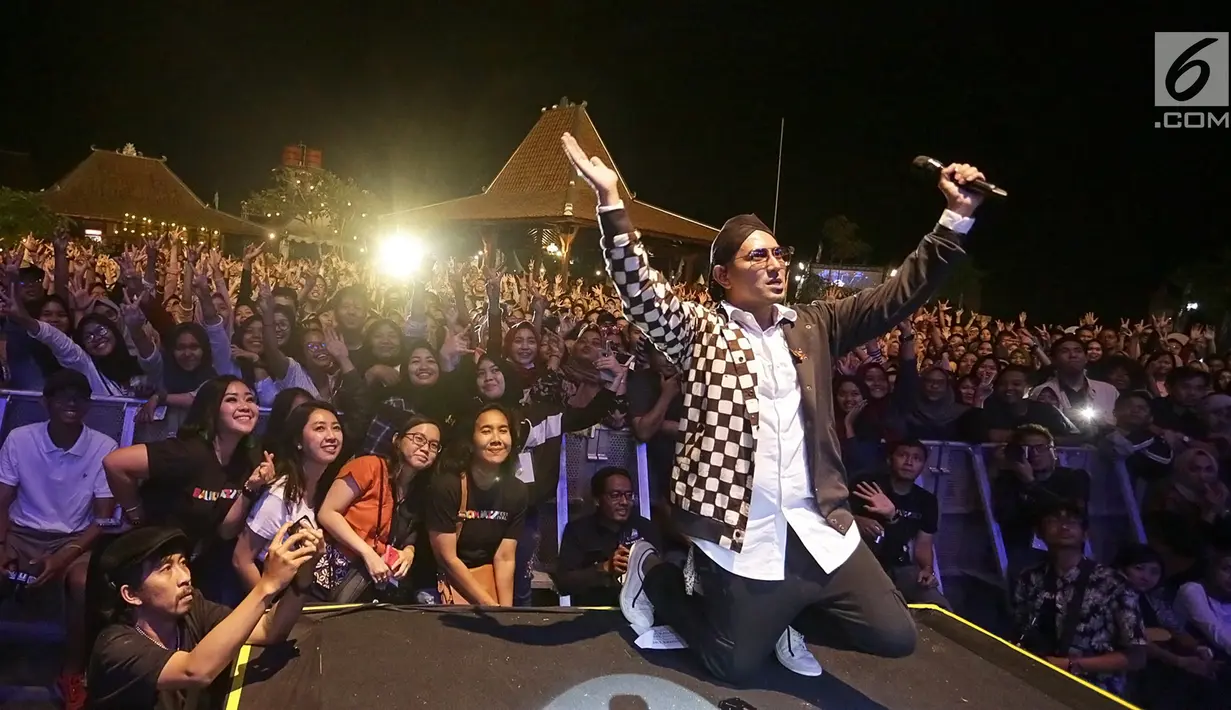 Rio Febrian saat tampil dalam acara Balkonjazz Festival 2019, di Balkondes Tuksono, Borobudur, Magelang, Jawa Tengah, Sabtu (14/9/2019). Rio sukses bikin baper dan menghipnotis ribuan penonton dengan melantunkan sekitar 10 lagu hitsnya. (Fimela.com/Bambang Ekaros Purnama)