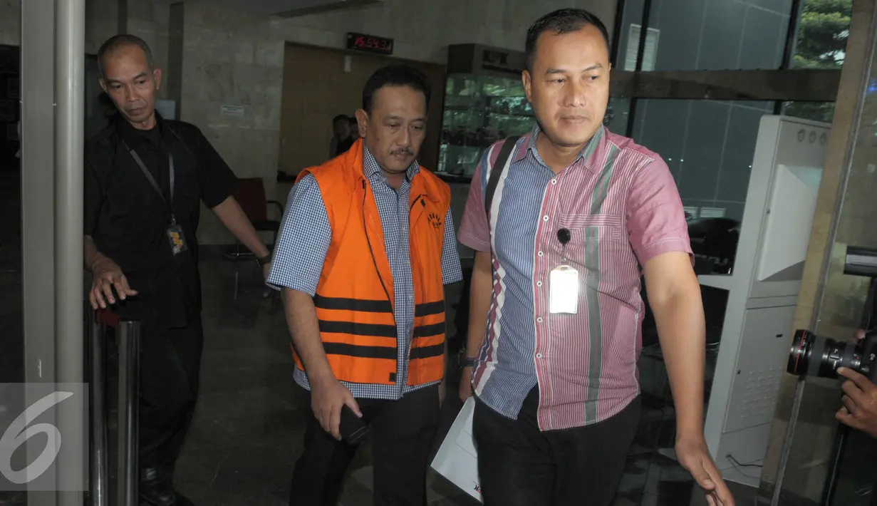 Sudi Wantoko keluar dari Gedung KPK usai menjalani pemeriksaan, Jakarta, Rabu (13/4/2016). Sudi  diperiksa sebagai tersangka kasus dugaan suap penghentian penanganan perkara korupsi PT Brantas Abipraya di Kejati DKI Jakarta (Liputan6.com/Helmi Afandi)