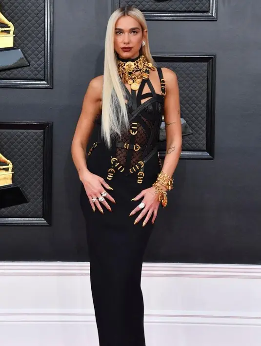 Lagi-lagi Dua Lipa tampil memesona dengan gaun serba hitam dari Versace. Gaun vintage ini dipadukan dengan aksesori dari Bulgari High Jewelry. (Instagram/dualipa).