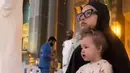 <p>Jennifer Coppen dan Kamari di Masjidil Haram setelah menunaikan salat subuh berjamaah di pelataran Ka'bah. (Foto: TikTok/ jennifer.coppen)</p>