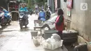 Warga membersihkan perabotan rumah tangga yang sebelumnya terendam banjir di kawasan Cipinang Muara, Jakarta, Rabu (26/2/2020). Banjir dari luapan Sungai Kalimalang tersebut menyebabkan warga harus bekerja ekstra untuk membersihkan perabotan serta lumpur dan sampah. (Liputan6.com/Immanuel Antonius)