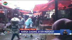 Hanya dua lapak pedagang yang terlihat masih berjualan. Meski mengaku merugi karena sepi pembeli.