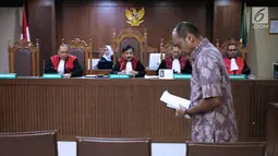 Terdakwa kasus suap dana hibah Kemenpora pada KONI yang juga Deputi IV Kemenpora Mulyana saat sidang pembacaan nota pembelaan di Pengadilan Tipikor, Jakarta, Kamis (29/8/2019). Sebelumnya, JPU KIPK menuntut Mulyana dengan hukuman 7 tahun dan denda Rp200 juta. (Liputan6.com/Helmi Fithriansyah)