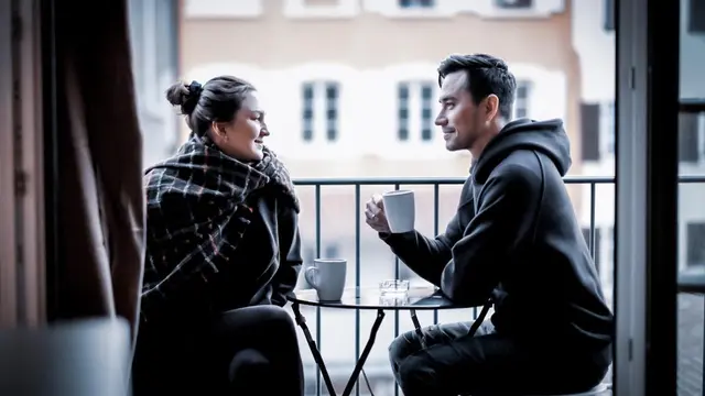 Anniversary Ke-15, Ini 7 Kemesraan Darius Sinathrya dan Donna Agnesia di Swiss