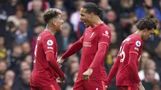 Liverpool yang bermain lebih dahulu di pekan ke-8 Liga Inggris, Sabtu (16/10/2021) berhasil melibas tuan rumah Watford 5-0 untuk membawa mereka memimpin dalam klasemen sementara. Lima gol Liverpool di antaranya disumbangkan Roberto Firmino yang membuat hattrick. (PA via AP/Tess Derry)