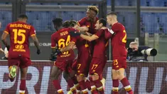 Pemain AS Roma Sergio Oliveira (tengah) merayakan bersama rekan setimnya usai mencetak gol ke gawang Cagliari pada pertandingan sepak bola Liga Italia di Stadion Olimpiade Roma, Italia, 16 Januari 2022. AS Roma berhasil mengalahkan Cagliari 1-0. (AP Photo/Andrew Medichini)