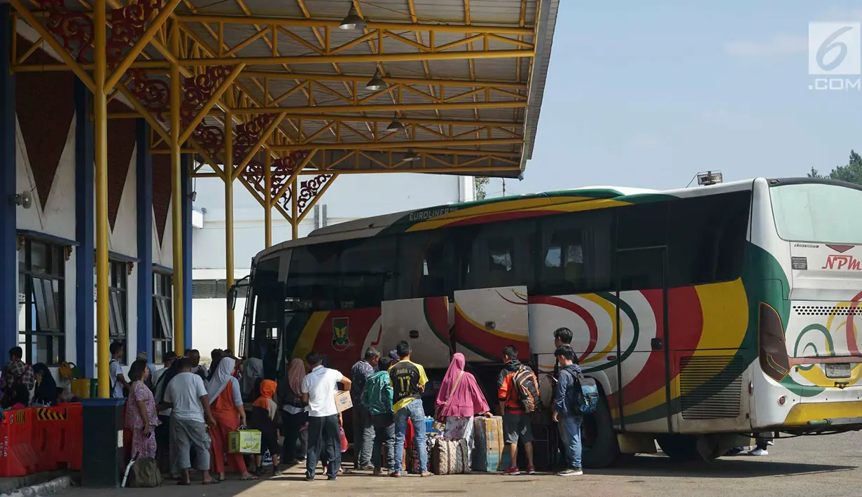 Penumpang antre menaruh barang dalam bagasi bus di Terminal Jatijajar, Depok, Jawa Barat, Selasa (18/6/2019). Pemkot Depok melarang jasa transportasi online mengambil penumpang di Terminal Jatijajar karena dikhawatirkan mematikan sumber nafkah pengemudi angkot. (Liputan6.com/Immanuel Antonius)