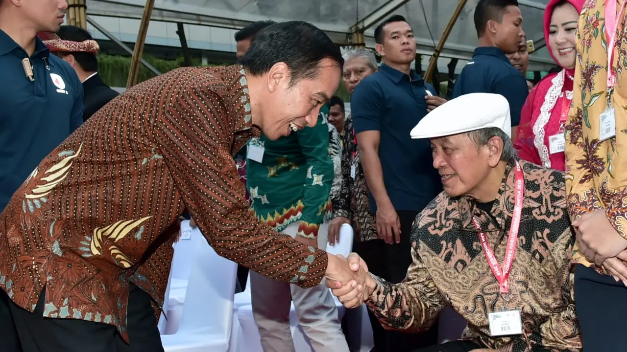 Presiden Jokowi berjongkok saat memberikan penghargaan kepada sastrawan Putu Wijaya di Kantor Kemendikbud, Jakarta, Minggu (9/12/2018). (Foto: Muchlis Jr - Biro Pers Sekretariat Presiden)