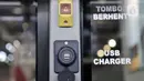 Tombol berhenti dan USB Charger yang tersedia pada Bus Rapid Trans (BRT) Tangerang Ayo (Tayo) saat dipamerkan pada GIICOMVEC 2020 di JCC Senayan, Jakarta, Minggu (8/3/2020). Bus Tayo menyediakan tombol berhenti serta USB Charger untuk memanjakan penumpang. (merdeka.com/Iqbal Nugroho)