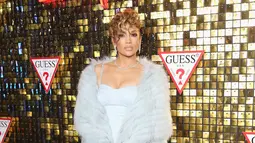 Jennifer Lopez berpose di karpet merah acara kampanye Guess 2018 di Los Angeles, 31 Januari 2018. Penyanyi yang akrab disapa J.Lo itu tampil dengan dress ketat dengan outer bulu bervolume yang glamour. (Rachel Murray/Getty Images for Guess, Inc./AFP)