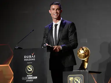 Striker Juventus, Cristiano Ronaldo memberi sambutan usai meraih Penghargaan Pemain Terbaik Tahun 2018 selama Dubai Globe Soccer Awards ke-10 di Dubai (3/1). Ronaldo mengungguli Antoine Griezmann dan Kylian Mbappe. (AFP Photo/Fabio Ferrari)
