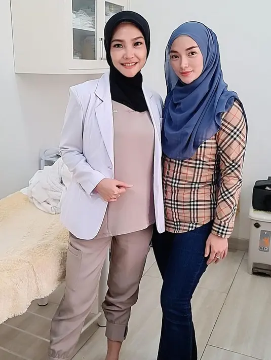 Penampilan terbaru Zaskia Gotik mengenakan atasan kemeja bermotif kotak, dipadunya dengan celana jeans dan hijab biru polos. [Foto: Instagram/zaskia_gotix]