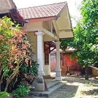 Berikut rumah penyanyi dangdut Abiem Ngesti. Namanya begitu populer tahun 1990-an silam. Abiem populer dengan lagu Pangeran Dangdut (1991). Rumah pria berjulukan 'Pangeran Dangdut itu berada di Kudus, Jawa Tengah. [Youtube/Dapur Dangdut Indonesia]