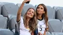 Cathy Fischer (kanan), istri bek Jerman Mats Hummels, berfoto jelang pertandingan Grup F UEFA EURO 2020 antara Prancis dan Jerman di Allianz Arena di Munich pada 15 Juni 2021. (AFP/Pool/Matthias Hangst)