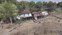 Bencana longsor yang terjadi di RT 01, Kampung Muara Bunyut, Kecamatan Melak, Kabupaten Kutai Barat, Kalimantan Timur, mengakibatkan satu rumah dan satu mushola terseret ke tepi Sungai Mahakam (Liputan6.com/Abdul Jalil)
