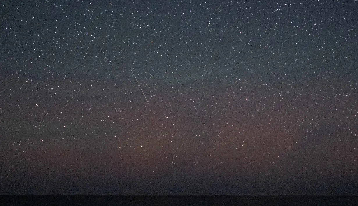Seperti yang telah banyak disampaikan, perkiraan hujan meteor yang akan terjadi pada 13 Agustus 2023 ini berlangsung selama total 16 jam, tetapi puncak sesungguhnya terjadi mulai dari tengah malam hingga pagi hari. (AP Photo/Petros Giannakouris)