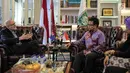 Duta Besar Australia untuk Indonesia, Paul Grigson berbincang dengan Ketua Umum PKB Muhaimin Iskandar di DPP PKB, Jakarta, Rabu (25/10). Kunjungan Paul ke DPP PKB untuk mengenal lebih jelas demokrasi dan politik di Indonesia. (Liputan6.com/Faizal Fanani)