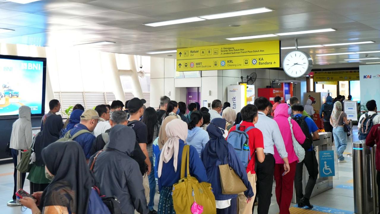 FOTO: LRT Jabodebek Tambah Frekuensi Perjalanan Saat Jam Sibuk Pagi