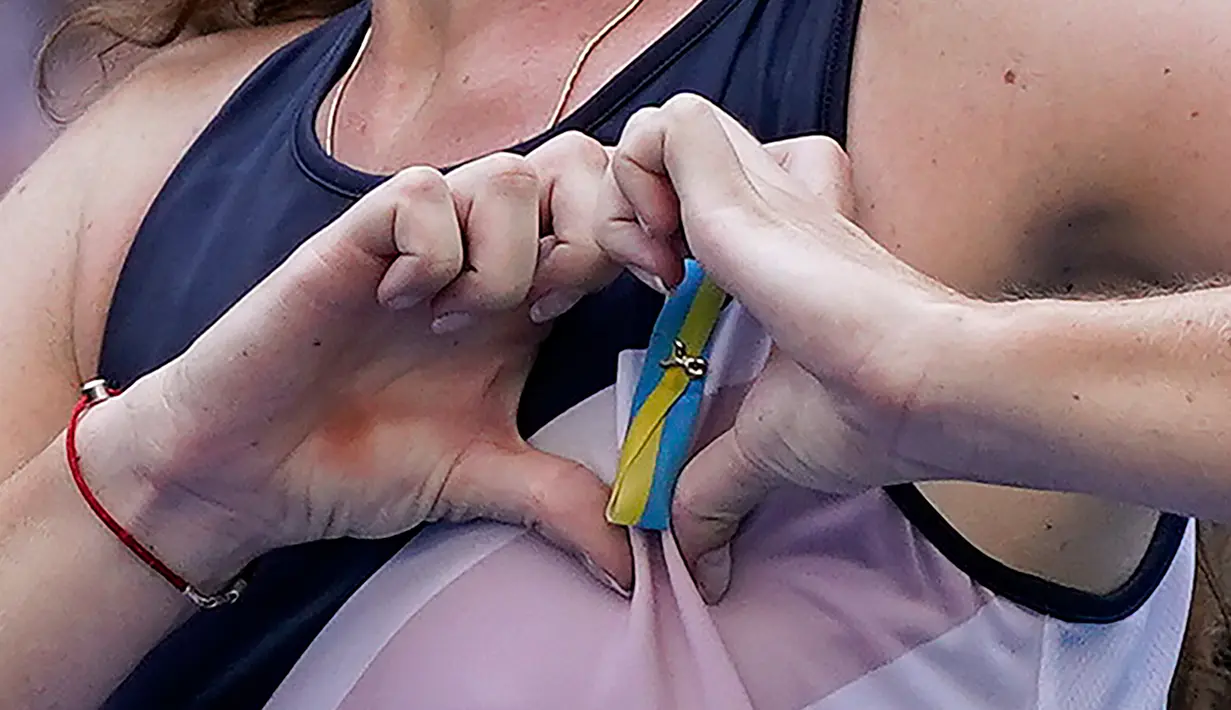 Daria Snigur membuat tanda hati untuk pin Ukrainanya setelah mengalahkan Simona Halep pada putaran pertama kejuaraan tenis US Open 2022 di New York, Amerika Serikat, Senin (29/8/2022). Selanjutnya, Snigur akan memperebutkan satu tempat pada babak 32 besar US Open dan menghadapi petenis asal Polandia Magdalena Frech atau petenis Kanada Rebecca Marino di New York. (AP Photo/Seth Wenig)