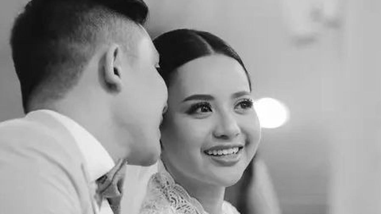 Pernikahan mereka di gereja diselenggarakan dengan megah.