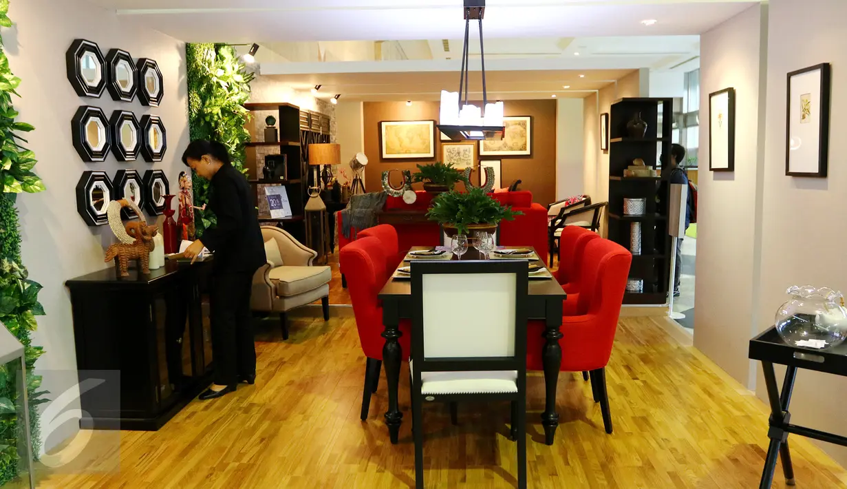 Panitia merapikan stan desain interior pada ajang Perfect Home Young Interior Desainer Award di JCC, Jakarta, Minggu (22/11). Ajang tersebut diikuti mahasiswa dari enam universitas terkemuka di Jakarta. (Liputan6.com/Fery Pradolo)