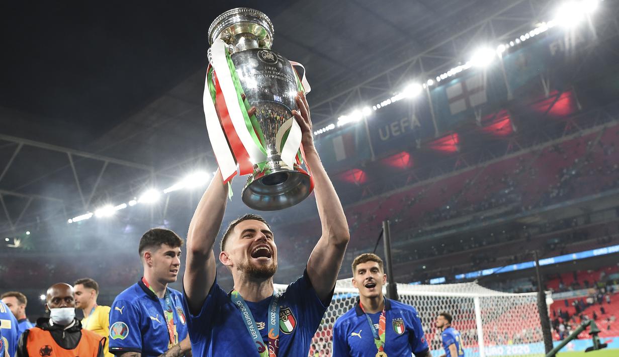 Gelandang Chelsea itu tercatat mampu menyelesaikan 497 operan dengan akurasi 93 persen. Dia sukses mengawinkan gelar Liga Champions dengan Piala Eropa. (Foto:AFP/Andy Rain)