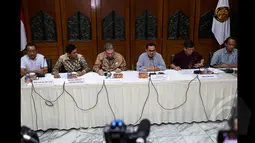 Menteri ESDM, Sudirman  Said (ketiga dari kiri) memberikan keterangan kepada wartawan di gedung Kementrian ESDM, Jakarta(25/1/2015). Pertemuan membahas pemberian izin perpanjangan MoU PT Freeport Indonesia. (Liputan6.com/Faizal Fanani)