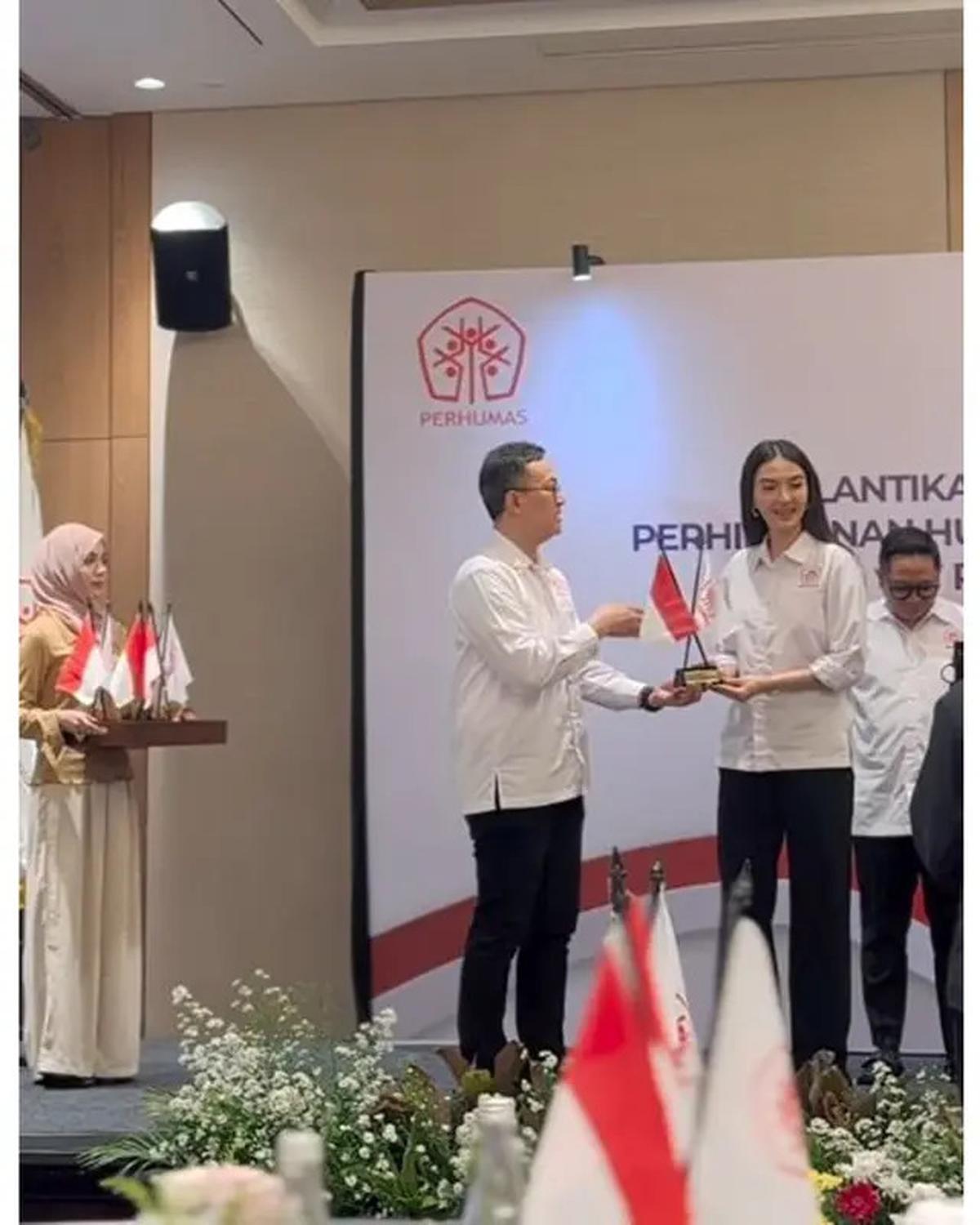 6 Pesona Raline Shah Kenakan Kemeja Putih Saat Dilantik Jadi Stafsus Menteri Komdigi