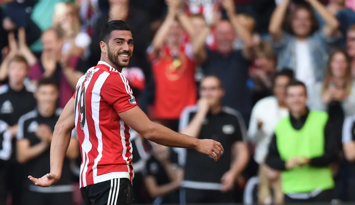 Penyerang Southampton, Graziano Pelle melakukan selebrasi usai mencetak gol ke gawang MU pada lanjutan Liga Premier Inggris di Stadion St. Mary, Minggu (20/9/2015). MU menang atas Southampton dengan skor 3-2. (Reuters/Tony O'Brien)