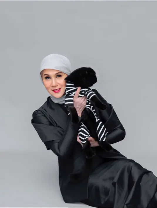 Dilihat lebih dekat, blazer Marini Zumarnis memiliki aksen selendang bahu yang bikin makin elegan [@marinizumarnisreal]