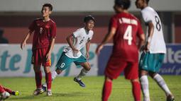 Kafiatur Rizky yang bermain sangat apik dalam pertandingan penting ini berhasil menjebol gawang Timnas Vietnam U-16 pada menit ke-45+2. (Bola.com/Bagaskara Lazuardi)