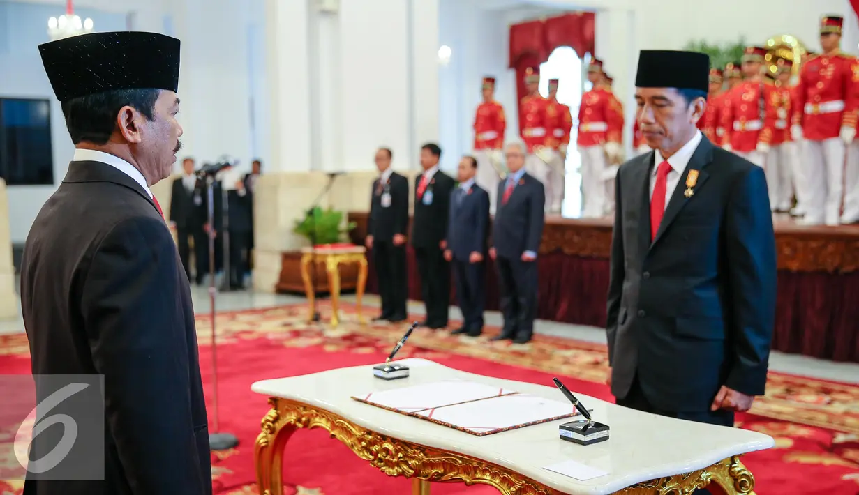 Presiden Joko Widodo bersiap menandatangani dokumen pelantikan Kepala Lemsaneg di Istana Negara, Jakarta (8/1/2016). Jabatan Djoko Setiadi diperpanjang oleh Jokowi setelah sebelumnya menduduki posisi yang sama sejak 2011. (Liputan6.com/Faizal Fanani)