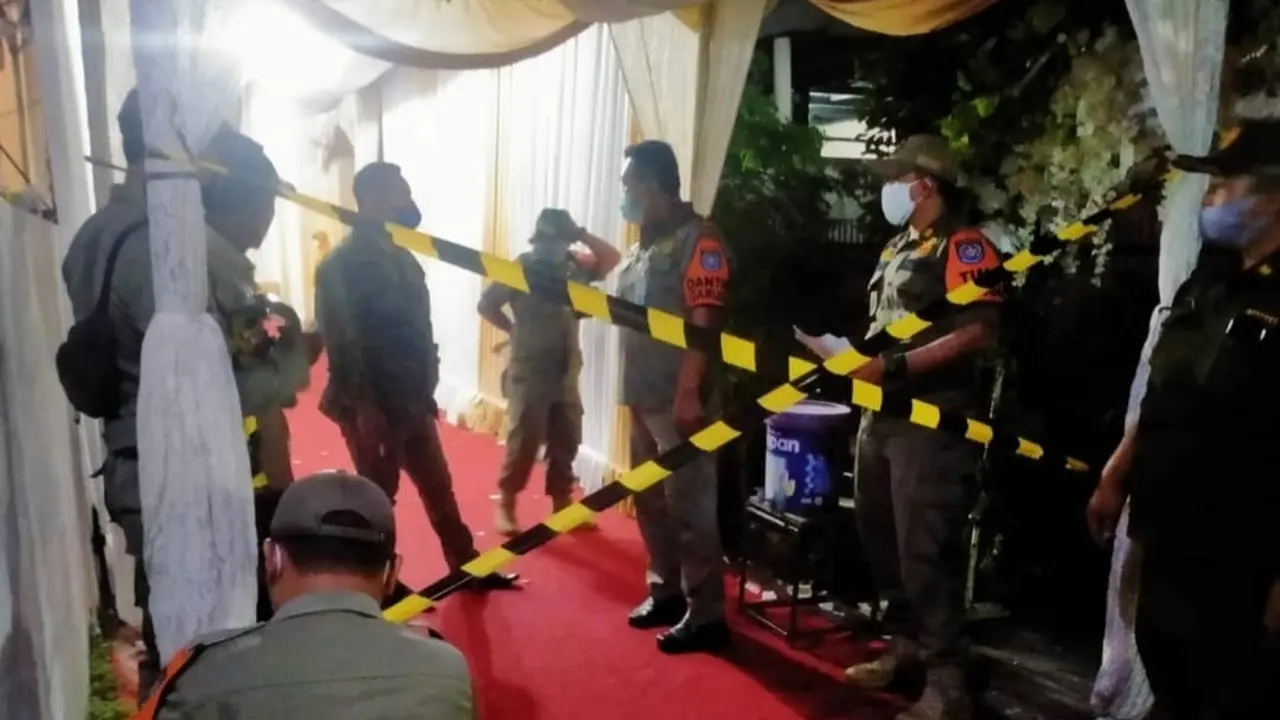Satpol PP Kota Depok saat melakukan penyegelan di acara hajatan lurah yang diduga melanggar PPKM Darurat. (Istimewa)