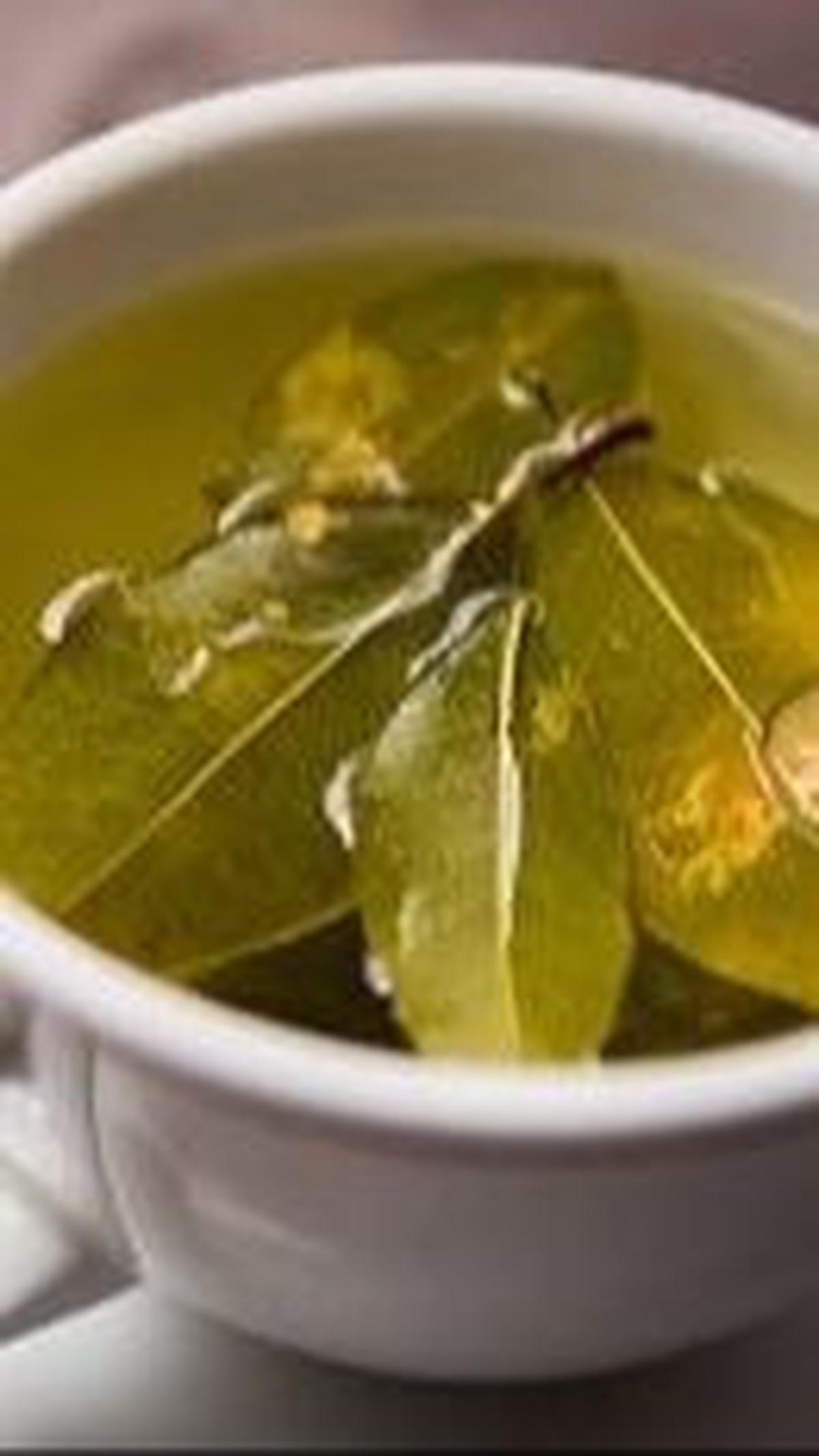 <b>1. Daun Salam</b>