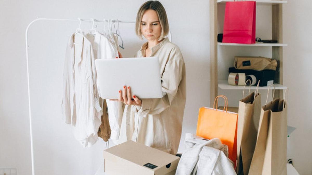 6 Fashion Hack Wajib Coba untuk Pemilik Badan Petite